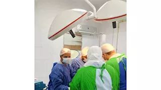 سيدة تصل مستشفى بني مزار بـ "رحم متهتك".. هكذا أنقذ الأطباء الأم وجنينها