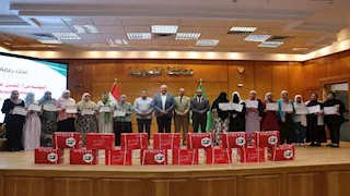 محافظ القليوبية يُكرم أوائل دورات الخياطة ويسلم 15 متدربة ماكينات جديدة