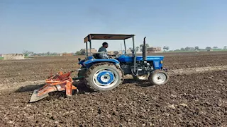 تجهيز الأراضي الزراعية بالفرامة استعدادًا لموسم القمح بسوهاج (صور وفيديو)