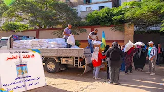 الإسكندرية تطلق قافلة غذائية لدعم الأسر الأولى بالرعاية بحي وسط (صور)