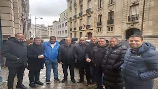 اصطفاف المصريون في باريس أمام اللجان للتصويت في انتخابات البرلمان - صور