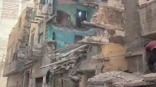 سقوط أجزاء من منزل مجاور لعقار اللبان المنهار بالإسكندرية (فيديو وصور)