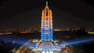 إضاءة برج نانجينغ أحد أبرز رموز العمارة الصينية التقليدية باسم محافظة الجيزة