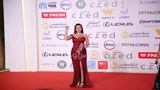 دينا فؤاد تخطف الأنظار بـ"فستان أحمر" في ختام مهرجان القاهرة السينمائي (صور)