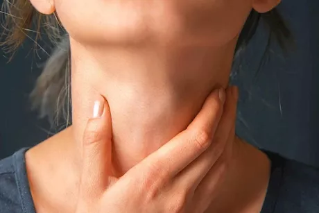 هل انتفاخ العنق يشير إلى اضطرابات في الغدة الدرقية؟- طبيب يوضح