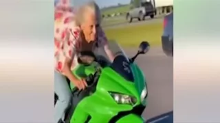 العمر مجرد رقم.. فيديو لسيدة مسنة تثير الجدل بقيادة دراجة نارية