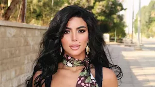 فستان لامع ومكياج قوي.. كارولين عزمي تتألق بإطلالة مميزة