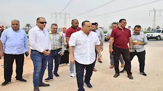 بالصورـ محافظ أسيوط يتفقد إنشاء طريق يربط 3 قرى بمحور الهضبة