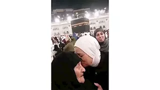 في صحن الكعبة.. مصرية تطلب من مسنة عراقية الدعاء لابنتها بالزواج |فيديو