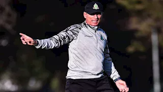 هل يتسبب الأهلي في إقالة مدرب الجيش الملكي؟