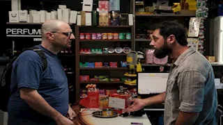 بطل "أصحاب ولا أعز" يقدم أول أفلامه كمخرج "بطاطا شيبس ع فستق"