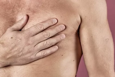 هل له علاقة بالإثارة الجنسية؟- إليك أسباب بروز الحلمتين للرجال