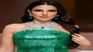 جاذبية اللون الأحمر.. درة تخطف الأنظار بالأحمر الناري 