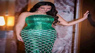 "تشبه حورية البحر".. درة تتألق بالأخضر الزمردي في مهرجان الدوحة السينمائي