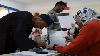 صور.. إقبال كبير على لجنة مدرسة مصطفى كامل بمصر الجديدة