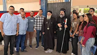 "المشاركة أمانة".. أسقف المنصورة يدلي بصوته بانتخابات النواب (صور)