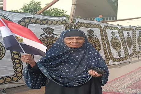 "بلدنا محتاجانا".. سيدة ثمانينية تمسك علم مصر وتنتخب بالشرقية (فيديو وصور)