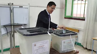 رئيس جامعة بنها يدلي بصوته في "النواب": المشاركة واجب وطني