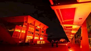 إضاءة مكتبة الإسكندرية بالبرتقالي في حملة 16 يومًا لمناهضة العنف ضد المرأة (صور)