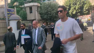 بالصور- وصول شريف إكرامي إلى  مجمع محاكم شبرا الخيمة  لدعم رمضان صبحي