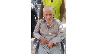 مسنّ على كرسي متحرك يدلي بصوته في انتخابات البرلمان بالمنوفية
