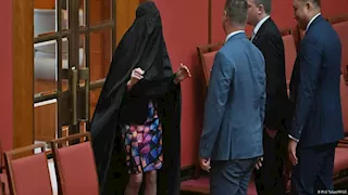 احتجاجًا على رفض حظره.. برلمانية أسترالية ترتدي"البرقع" في البرلمان (صورة)