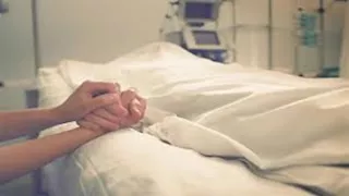 فيديو صادم.. امرأة تعود للحياة مرة أخرى قبل لحظات من دفنها