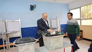 وزير العمل يُدلي بصوته في انتخابات النواب بالتجمع الخامس - صور