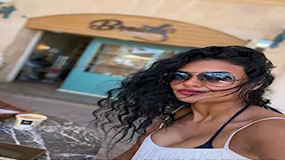 بالصور| مروة الأزلي تتألق بفستان مكشوف خلال رحلتها الصيفية