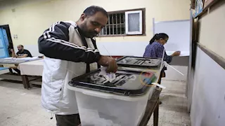 قبل إغلاق الصناديق.. توافد ملحوظ للناخبين على التصويت بروض الفرج (صور)