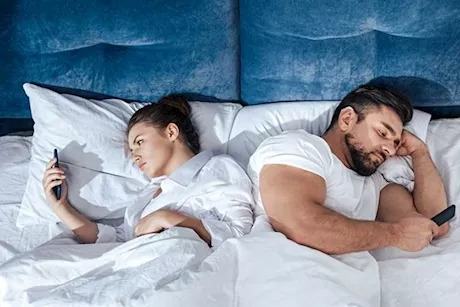 طبيبة تحذر من هذه المواقع: تدمر العلاقة الزوجية "فيديو"