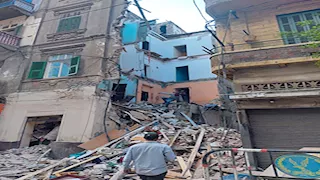 النيابة تعاين الأنقاض.. 10 صور لـ "عقار السعادة" المنهار في الإسكندرية