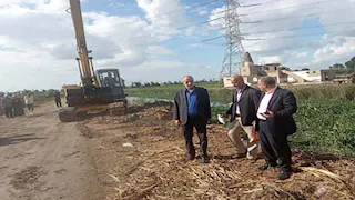 استجابة لمصراوي.. تطهير مصرف المحامدة بالبحيرة من الحيوانات النافقة- صور