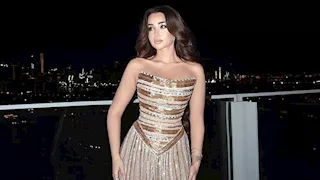 "إطلالة ذهبية".. هنا الزاهد تتألق في مهرجان ضيافة بدبي