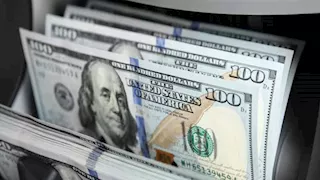 "جدته تميمة الحظ".. رجل يفوز بمليون دولار بعد صدفة غريبة