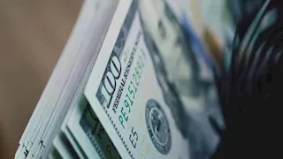 تراجع في 5 بنوك.. سعر الدولار مقابل الجنيه بمنتصف تعاملات اليوم