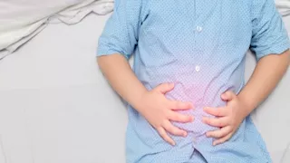 طفل يصدر أصوات صفير مخيفة من معدته مع كل حركة.. ما القصة؟