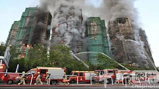 سلطات هونج كونج: ارتفاع عدد قتلى حريق اندلع بمجمع سكني لـ65 (صور)