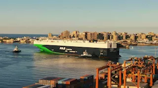 حمولتها 25 ألف سيارة.. ميناء الإسكندرية يستقبل أكبر ناقلة في العالم (صور)