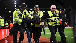 صواريخ تتسبب في جرح وجه نجم الدوري الإنجليزي.. ما القصة؟