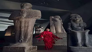 أكثر من إطلالة.. جلسة تصوير لـ منى زكي داخل المتحف المصري الكبير