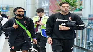توافد لاعبو الأهلي على مطار القاهرة للمغادر إلى الإمارات (صور)