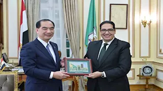 رئيسا جامعتي القاهرة وبكين يبحثان التوسع في البرامج الدراسية المشتركة
