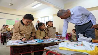 بالصور- محافظ أسوان يتفقد المدارس ويشدد على دقة التقييمات