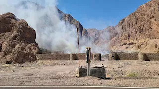 أدخنة كثيفة من وسط الجبال.. سحب سوداء فوق دهب- صور