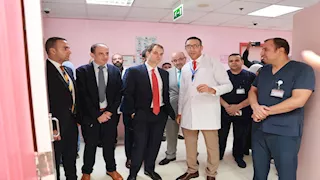 مستشفى "زايد التخصصي" يستقبل وزير الدولة البريطاني وممثلي الصحة العالمية