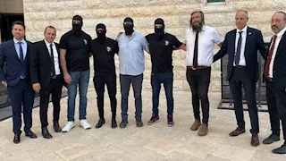 ملثمون في مؤتمر صحفي.. فيديو متداول لجنود إسرائيليين اعتدوا على أسير فلسطيني