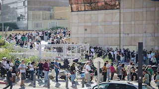 آلاف الإسرائيليين يصطفون أمام السفارة البرتغالية في تل أبيب.. ما السبب؟