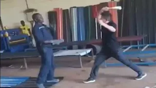 فيديو صادم.. فصل مدير صيني من عمله بعد الاعتداء على عامل