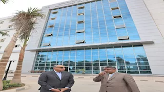 محافظ المنيا يتفقد التجهيزات النهائية لمستشفى بني مزار الجديد